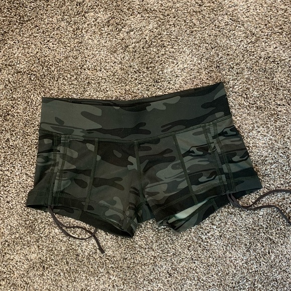 lululemon athletica Pants - Lululemon Hot Hot Short